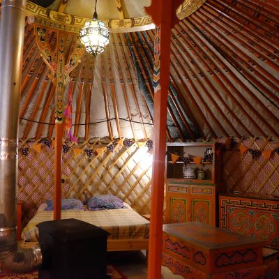 Hébergement insolite - Véritable et authentique yourte mongole Auberge LaGuienette Haut-Jura à Bellecombe