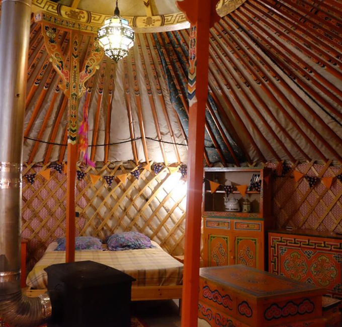 Hébergement insolite - Véritable et authentique yourte mongole Auberge LaGuienette Haut-Jura à Bellecombe