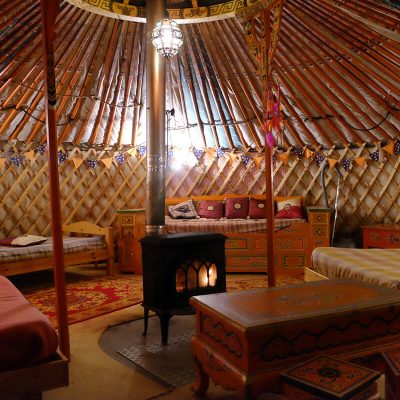 Hébergement insolite - Véritable et authentique yourte mongole Auberge LaGuienette Haut-Jura à Bellecombe