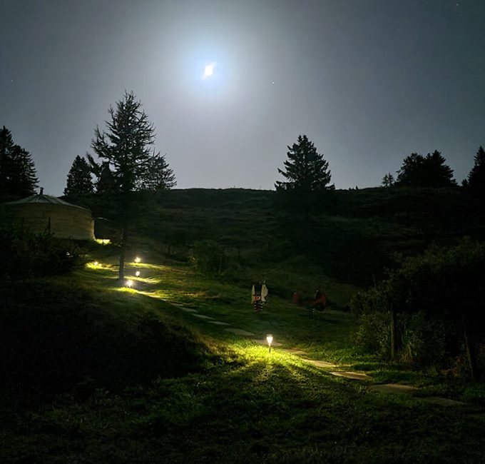 Hébergement insolite - Véritable et authentique yourte mongole Auberge LaGuienette Haut-Jura à Bellecombe