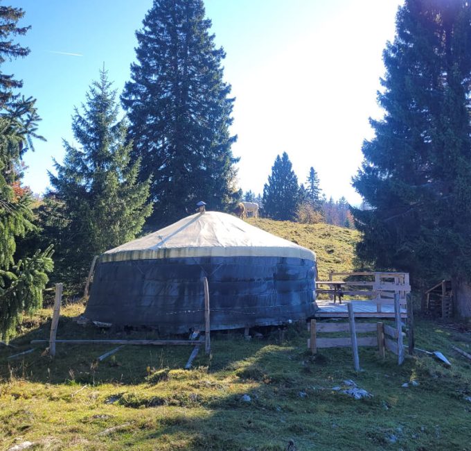 Hébergement insolite - Véritable et authentique yourte mongole Auberge LaGuienette Haut-Jura à Bellecombe
