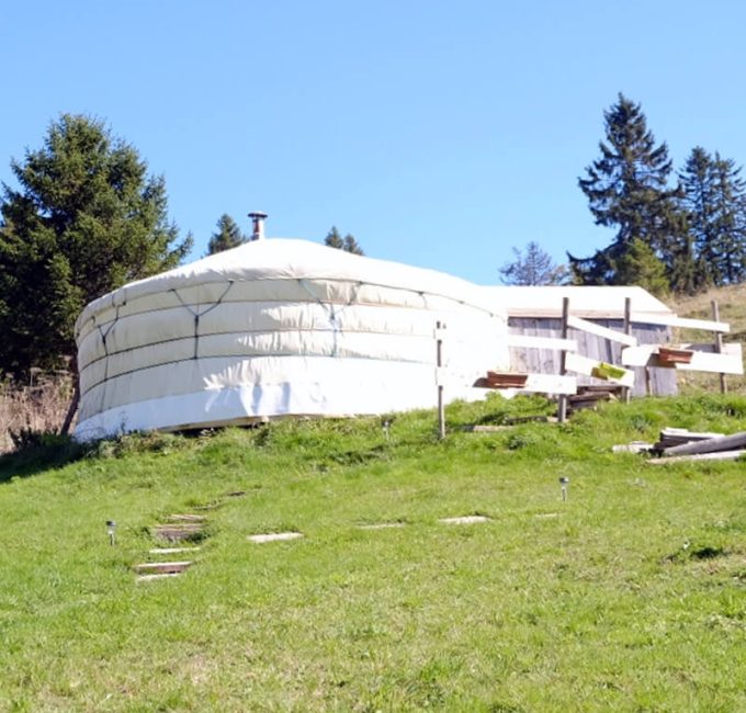 Hébergement insolite - Véritable et authentique yourte mongole Auberge LaGuienette Haut-Jura à Bellecombe