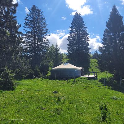 Hébergement insolite - Véritable et authentique yourte mongole Auberge LaGuienette Haut-Jura à Bellecombe