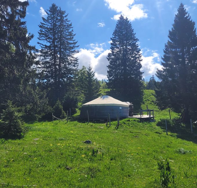 Hébergement insolite - Véritable et authentique yourte mongole Auberge LaGuienette Haut-Jura à Bellecombe